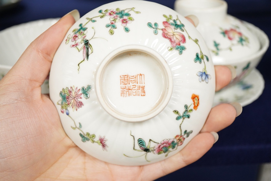 A pair of Chinese bowls, covers on stands, 9.5cm high